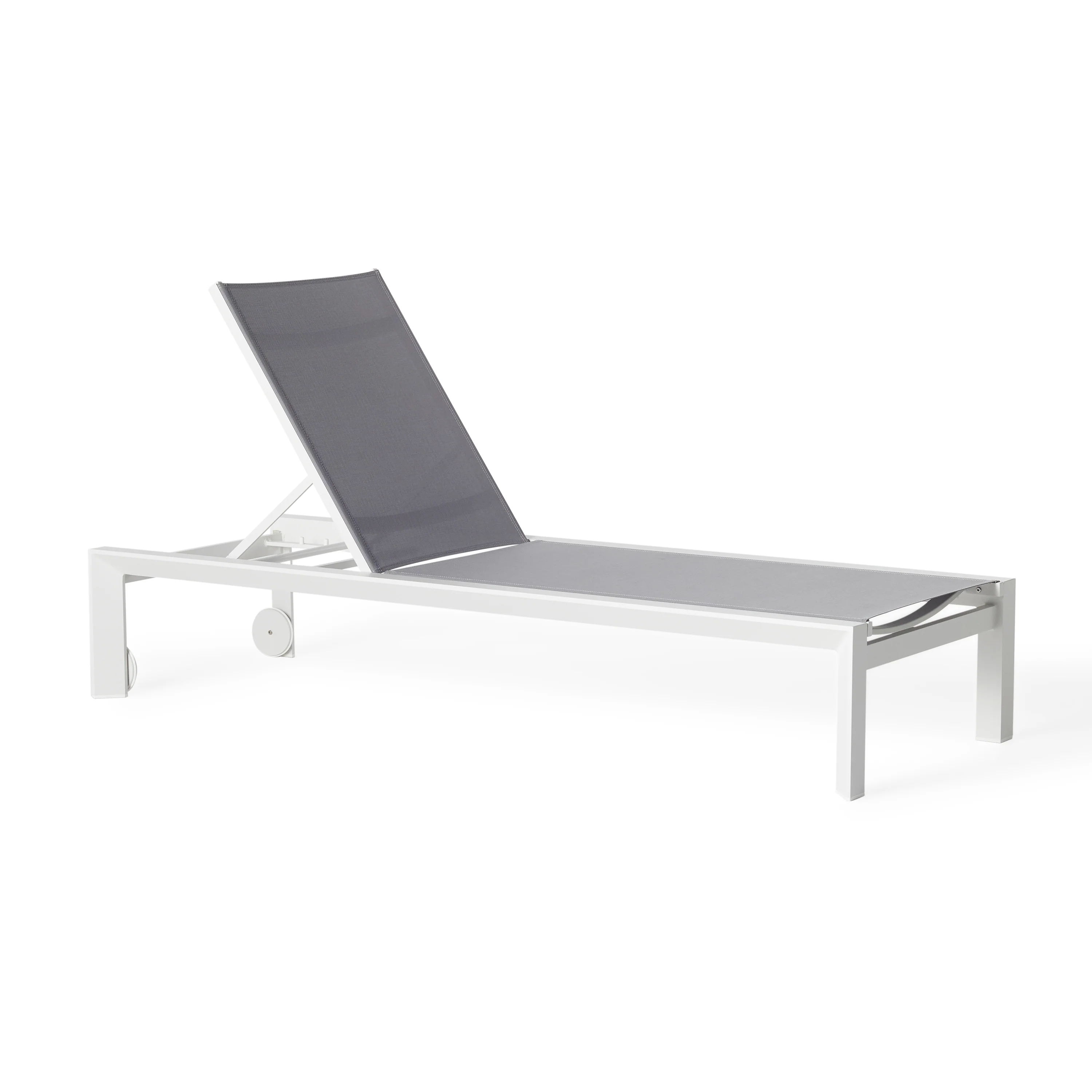 1556-santa-monica-chaise-lounge-in-white-aluminum-silver-mesh-1.webp Santa Monica Chaise Lounge in White Aluminum & Silver Mesh